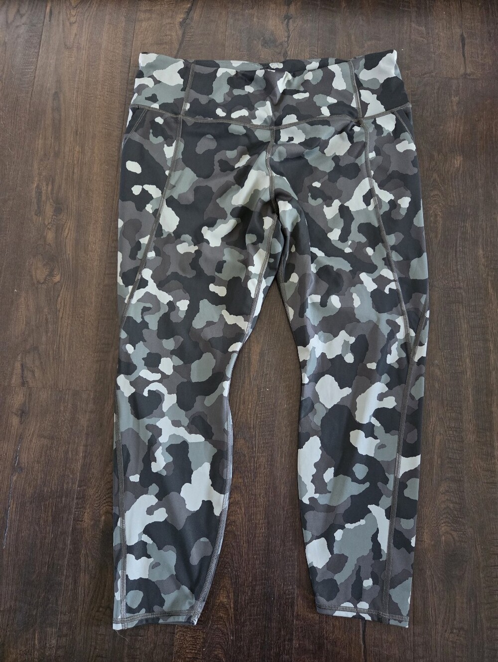 Athleta Lightning 7/8 Tight Crop Size Xl Camo